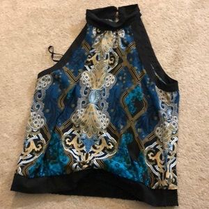 High neck no sleeved shirt